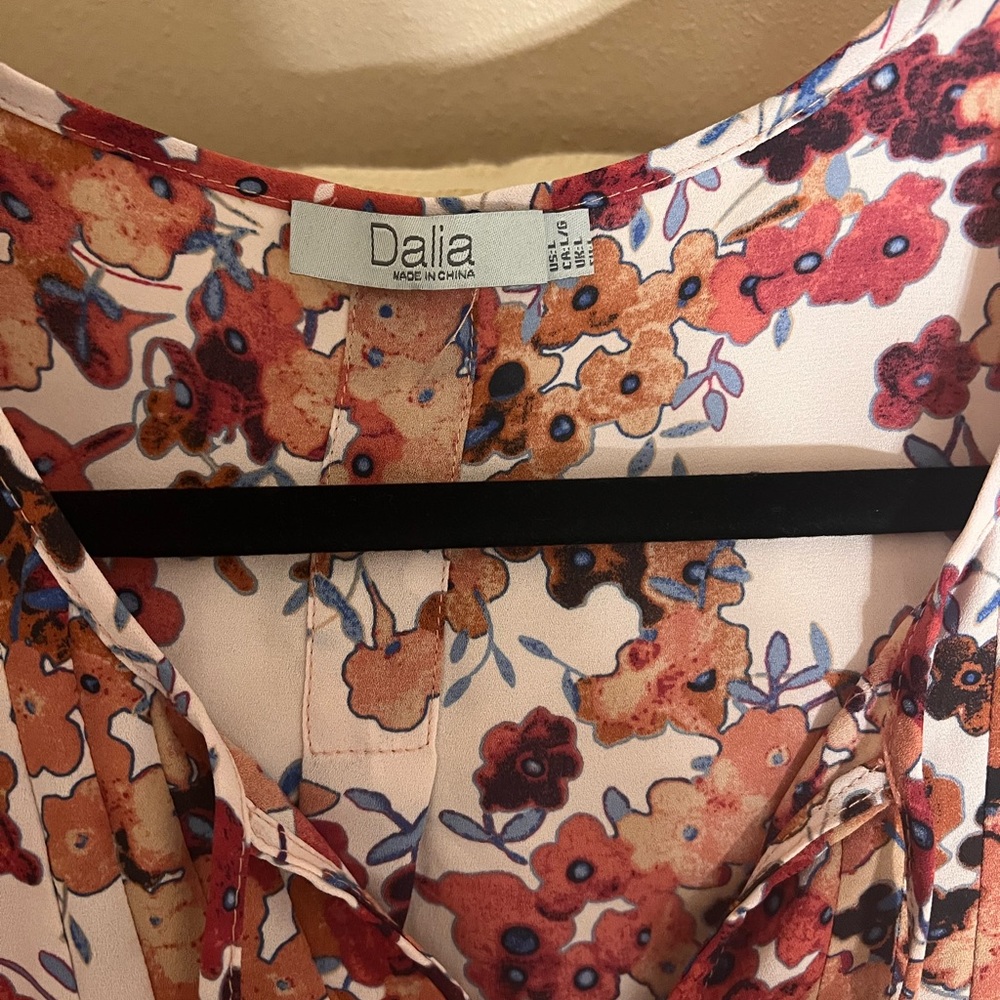 Perfect Fall blouse 🍁 - Picture 3 of 6